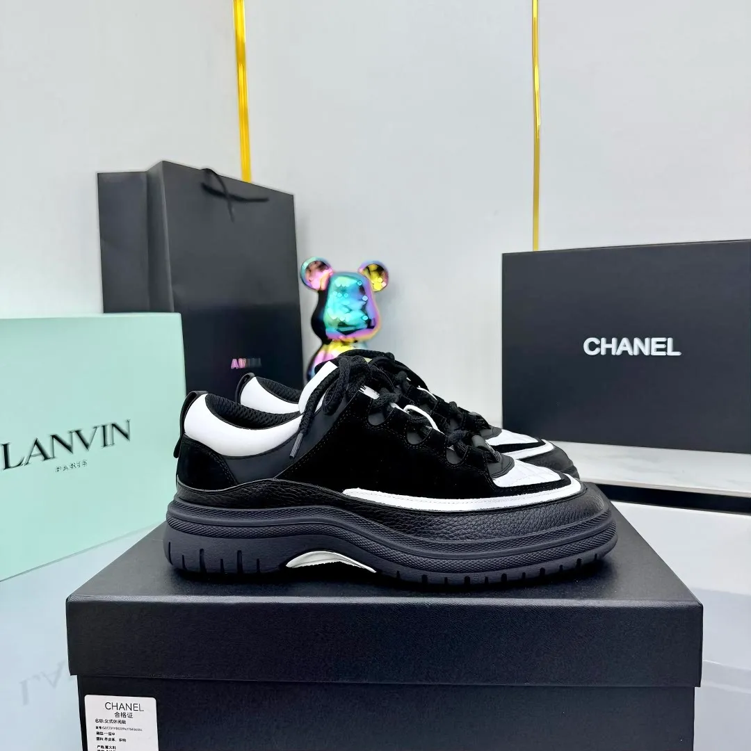 👟👟Ex-factory price 600👟👟 CHANEL 25C early autumn vacation style new casual shoes. A pair of comfortable shoes can reduce the fatigue on your feet. The new style is very versatile, whether it is daily wear or a sister party. It can be easily used for commuting in the workplace, outdoor sports and various occasions. It can increase the height, straighten the legs, modify the shape of the feet, is comfortable and comfortable without rubbing the feet, and has good breathability. It can also be worn in summer. Office workers can also easily own it when wearing it. The fabric is pebbled cowhide + plaid pad to show off sheepskin. The original open-molded rubber foam outsole! size: 35-40 (41 customized, non-refundable and non-exchangeable) 👉